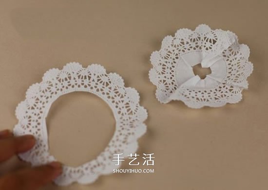 用蕾丝蛋糕纸手工制作美丽的立体纸花图解 -  www.shouyihuo.com