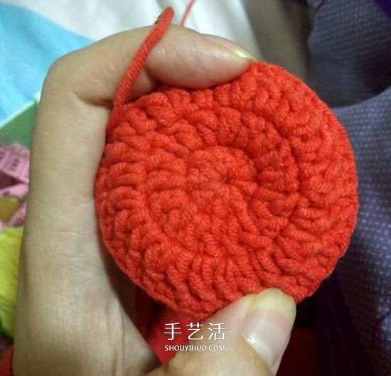 保温又防烫手！冬天玫瑰花毛线杯套编织图解 -  www.shouyihuo.com