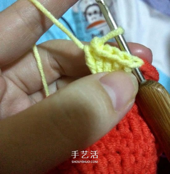 保温又防烫手！冬天玫瑰花毛线杯套编织图解 -  www.shouyihuo.com