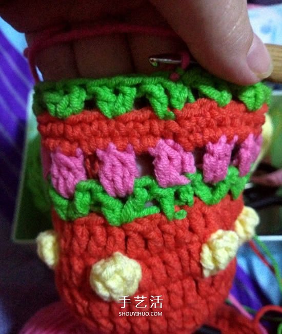 保温又防烫手！冬天玫瑰花毛线杯套编织图解 -  www.shouyihuo.com