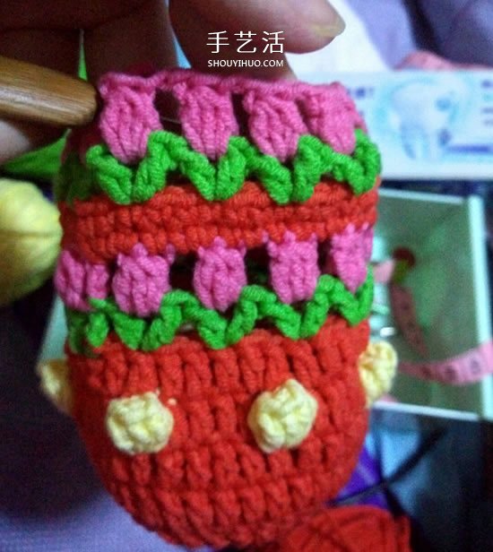 保温又防烫手！冬天玫瑰花毛线杯套编织图解 -  www.shouyihuo.com