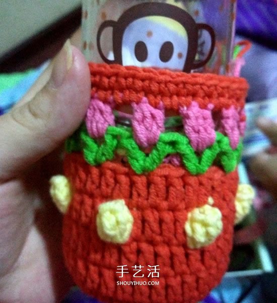 保温又防烫手！冬天玫瑰花毛线杯套编织图解 -  www.shouyihuo.com