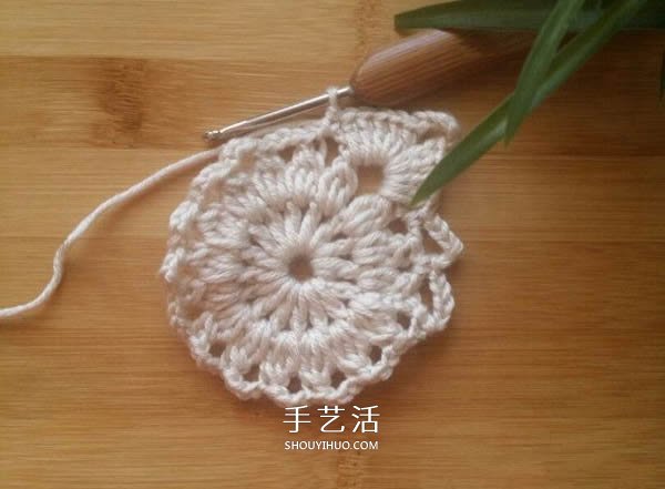 由单元花组合而成！手工钩针编织漂亮毯子图解 -  www.shouyihuo.com