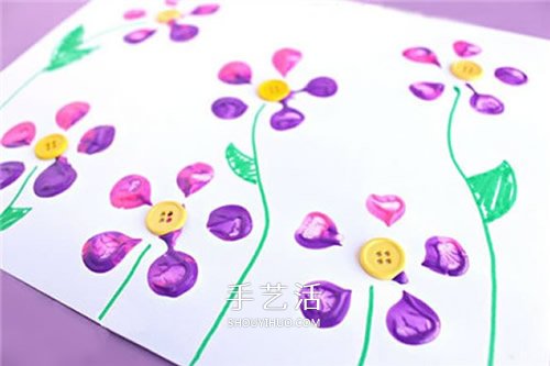 拿一个饮料瓶当道具 幼儿手工画小花的教程 -  www.shouyihuo.com