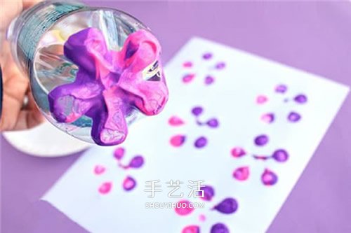 拿一个饮料瓶当道具 幼儿手工画小花的教程 -  www.shouyihuo.com