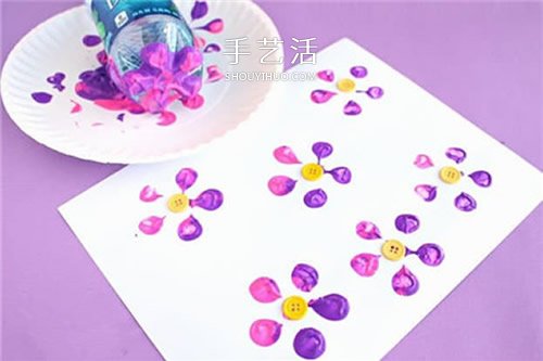 拿一个饮料瓶当道具 幼儿手工画小花的教程 -  www.shouyihuo.com