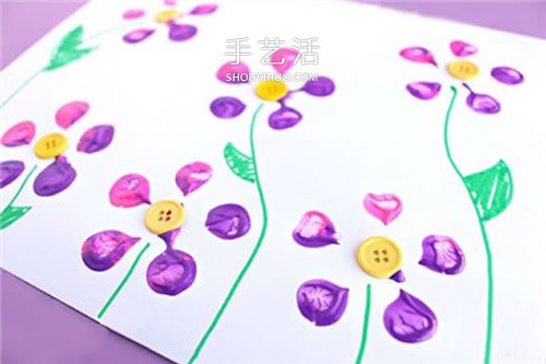 拿一个饮料瓶当道具 幼儿手工画小花的教程 -  www.shouyihuo.com
