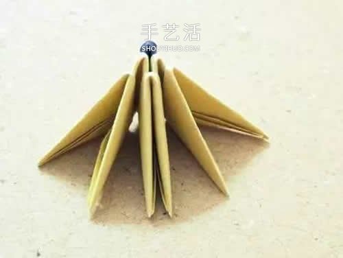 三角插小鱼折法图解 简单热带小鱼用三角插做 -  www.shouyihuo.com