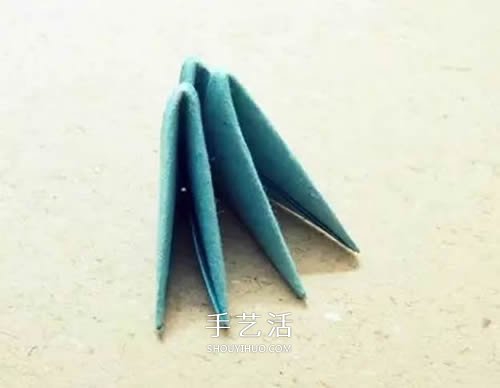 三角插小鱼折法图解 简单热带小鱼用三角插做 -  www.shouyihuo.com