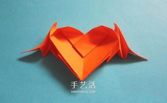 会飞的心折纸图解教程 折纸爱心的折法带翅膀 -  www.shouyihuo.com