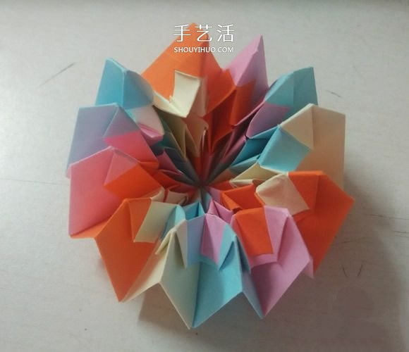 可以随意翻内翻外！变换纸花球折纸方法图解 -  www.shouyihuo.com