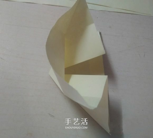 可以随意翻内翻外！变换纸花球折纸方法图解 -  www.shouyihuo.com