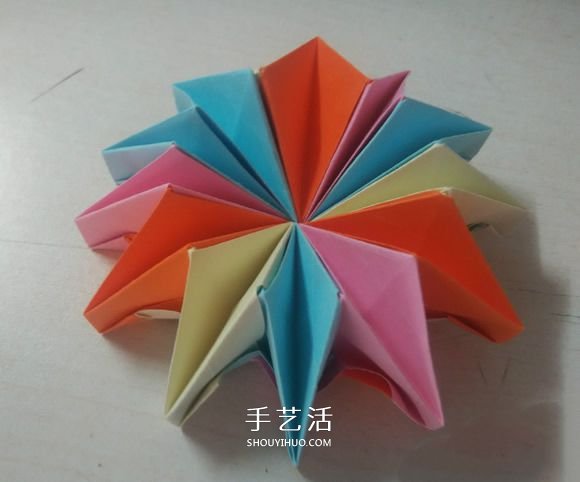 可以随意翻内翻外！变换纸花球折纸方法图解 -  www.shouyihuo.com