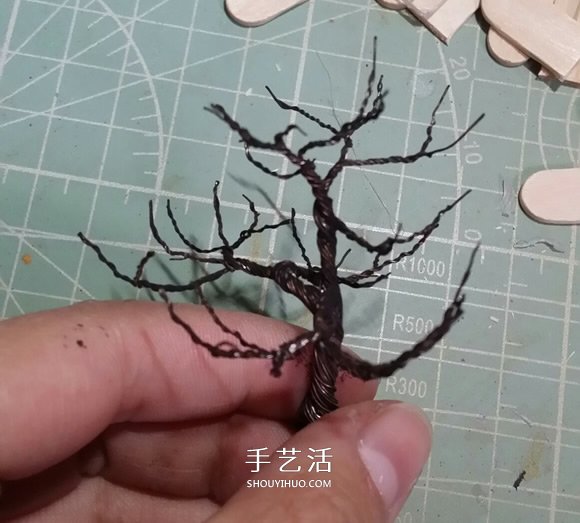 瞅瞅教你做：用细铁丝制作漂亮的大树装饰品 -  www.shouyihuo.com