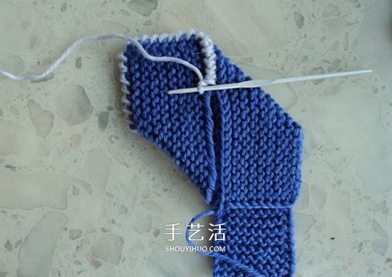 两种毛线搭配 手工编织漂亮地板鞋的织法图解 -  www.shouyihuo.com