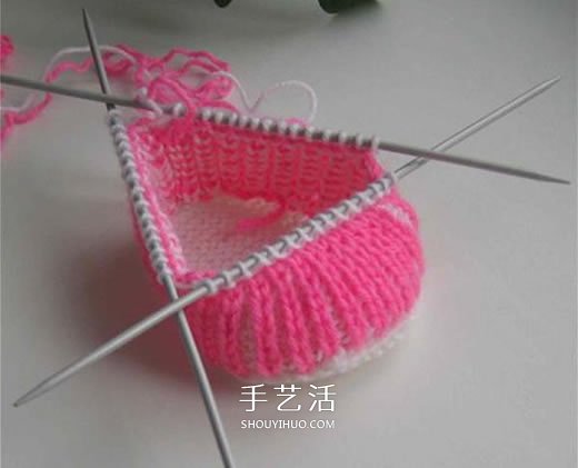女宝宝保暖毛线鞋编织图解 带扣带和花朵装饰 -  www.shouyihuo.com