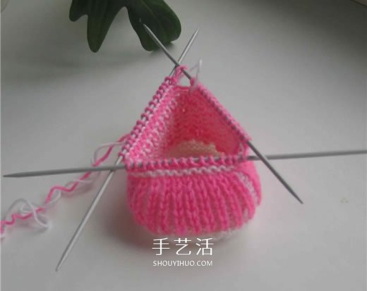 女宝宝保暖毛线鞋编织图解 带扣带和花朵装饰 -  www.shouyihuo.com