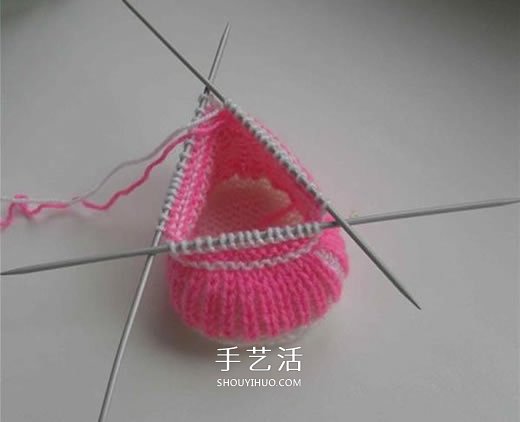 女宝宝保暖毛线鞋编织图解 带扣带和花朵装饰 -  www.shouyihuo.com