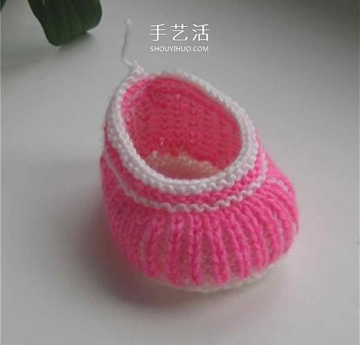 女宝宝保暖毛线鞋编织图解 带扣带和花朵装饰 -  www.shouyihuo.com