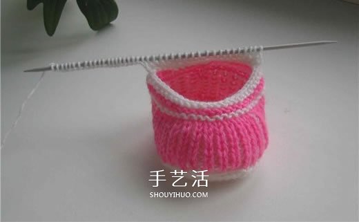 女宝宝保暖毛线鞋编织图解 带扣带和花朵装饰 -  www.shouyihuo.com