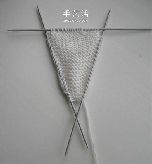 女宝宝保暖毛线鞋编织图解 带扣带和花朵装饰 -  www.shouyihuo.com