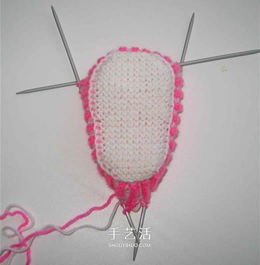 女宝宝保暖毛线鞋编织图解 带扣带和花朵装饰 -  www.shouyihuo.com