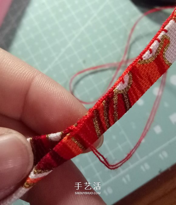 瞅瞅带你做：漂亮娃娃衣服的手工制作教程 -  www.shouyihuo.com