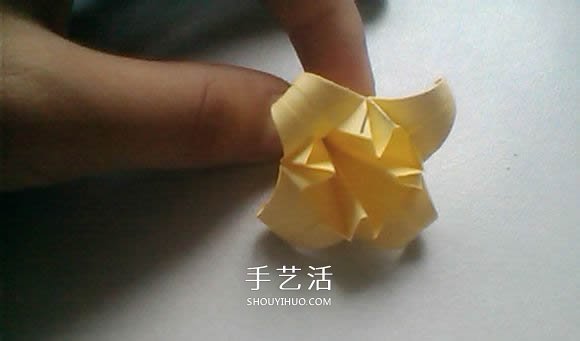 婚礼上的用花 立体百合的折纸方法图解过程 -  www.shouyihuo.com