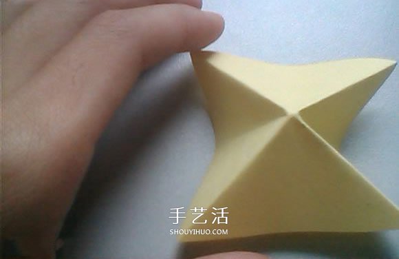 婚礼上的用花 立体百合的折纸方法图解过程 -  www.shouyihuo.com