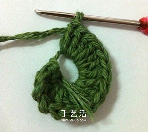 毛线编织莲花胸针的方法 钩针荷花胸花的编法 -  www.shouyihuo.com