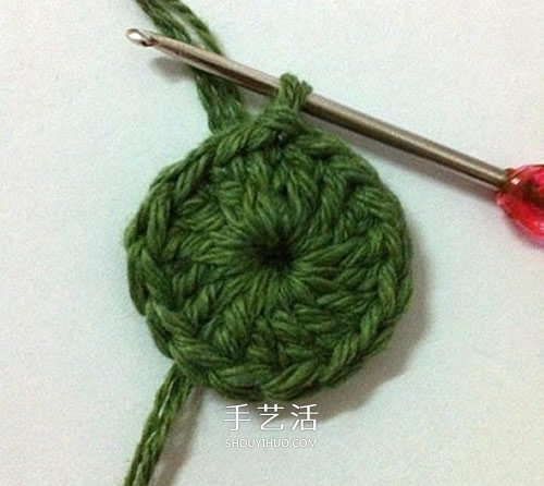 毛线编织莲花胸针的方法 钩针荷花胸花的编法 -  www.shouyihuo.com