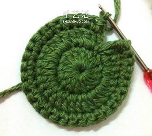 毛线编织莲花胸针的方法 钩针荷花胸花的编法 -  www.shouyihuo.com