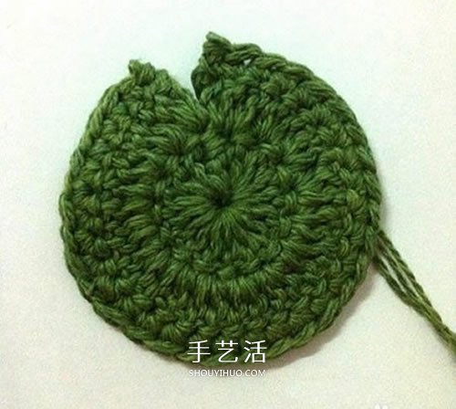 毛线编织莲花胸针的方法 钩针荷花胸花的编法 -  www.shouyihuo.com