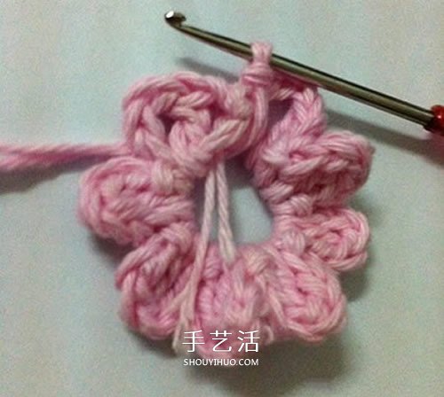 毛线编织莲花胸针的方法 钩针荷花胸花的编法 -  www.shouyihuo.com