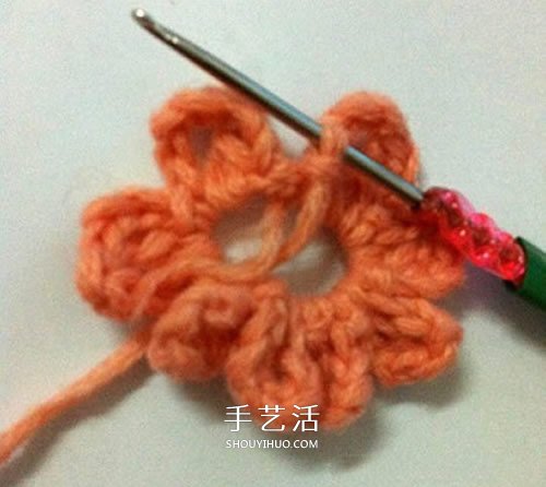 毛线编织莲花胸针的方法 钩针荷花胸花的编法 -  www.shouyihuo.com