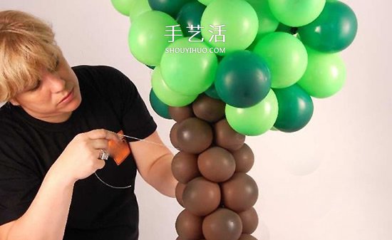 气球造型大树手工制作 植树节用气球做大树 -  www.shouyihuo.com