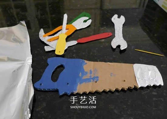 父亲节挂饰手工制作 用硬纸板做工具挂饰 -  www.shouyihuo.com
