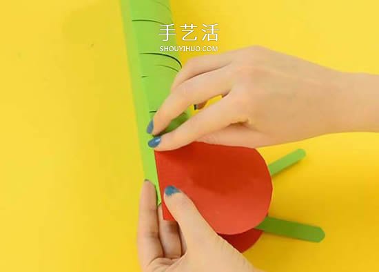 幼儿手工毛毛虫做法 卡纸制作毛毛虫简单教程 -  www.shouyihuo.com