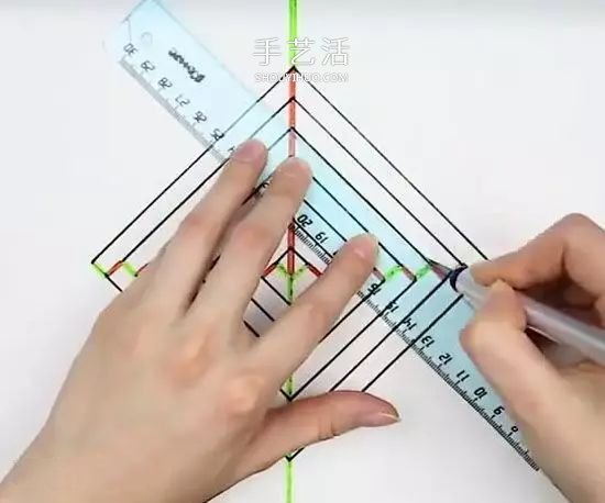 只用一张卡纸做3D旋转装置 打开闭合就会转动 -  www.shouyihuo.com