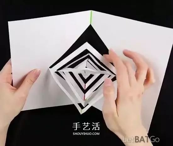 只用一张卡纸做3D旋转装置 打开闭合就会转动 -  www.shouyihuo.com