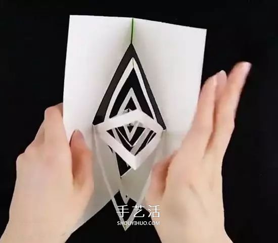 只用一张卡纸做3D旋转装置 打开闭合就会转动 -  www.shouyihuo.com