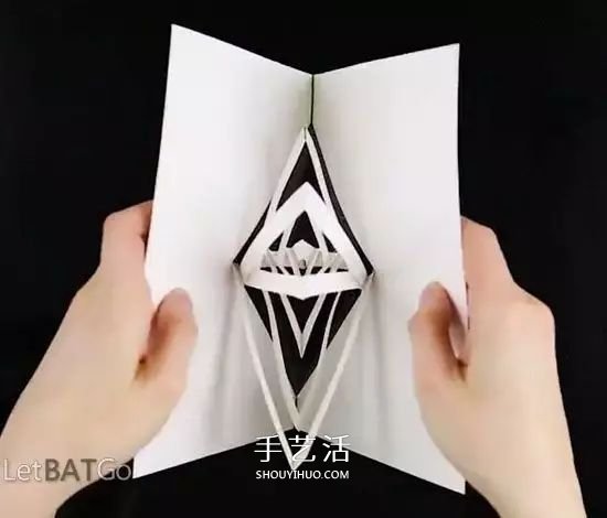 只用一张卡纸做3D旋转装置 打开闭合就会转动 -  www.shouyihuo.com