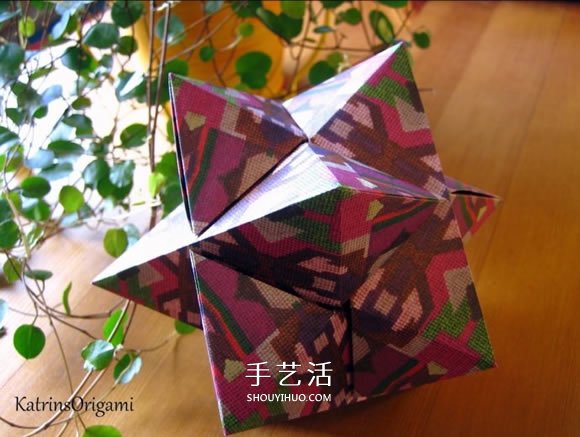 拼纸制作花球的方法 立体星星的折叠步骤 -  www.shouyihuo.com