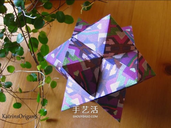 拼纸制作花球的方法 立体星星的折叠步骤 -  www.shouyihuo.com