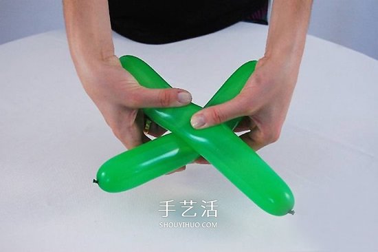气球造型椰子树的做法 用气球手工制作椰子树 -  www.shouyihuo.com