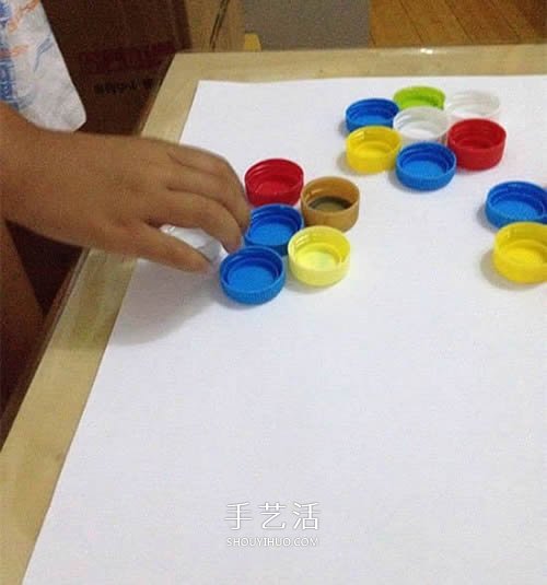 幼儿园瓶盖小制作 用瓶盖拼贴美丽的插花画 -  www.shouyihuo.com
