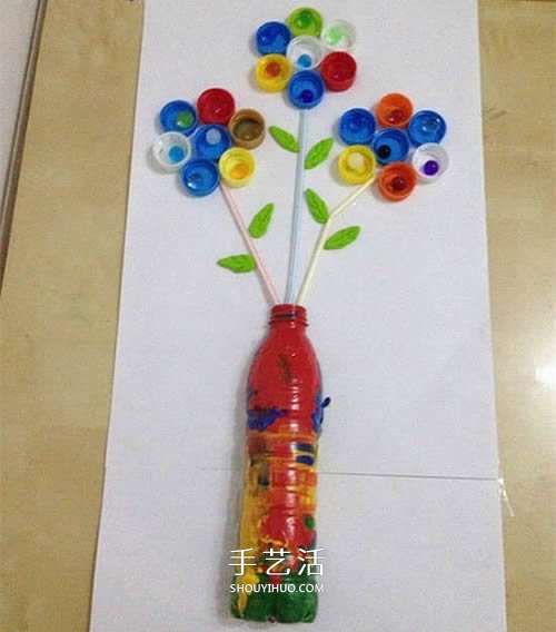 幼儿园瓶盖小制作 用瓶盖拼贴美丽的插花画 -  www.shouyihuo.com