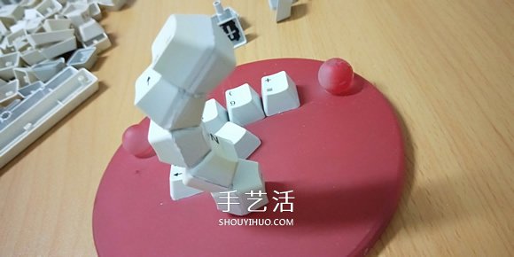 晚晨的创意DIY：废旧电脑键盘鼠标制作机器人 -  www.shouyihuo.com