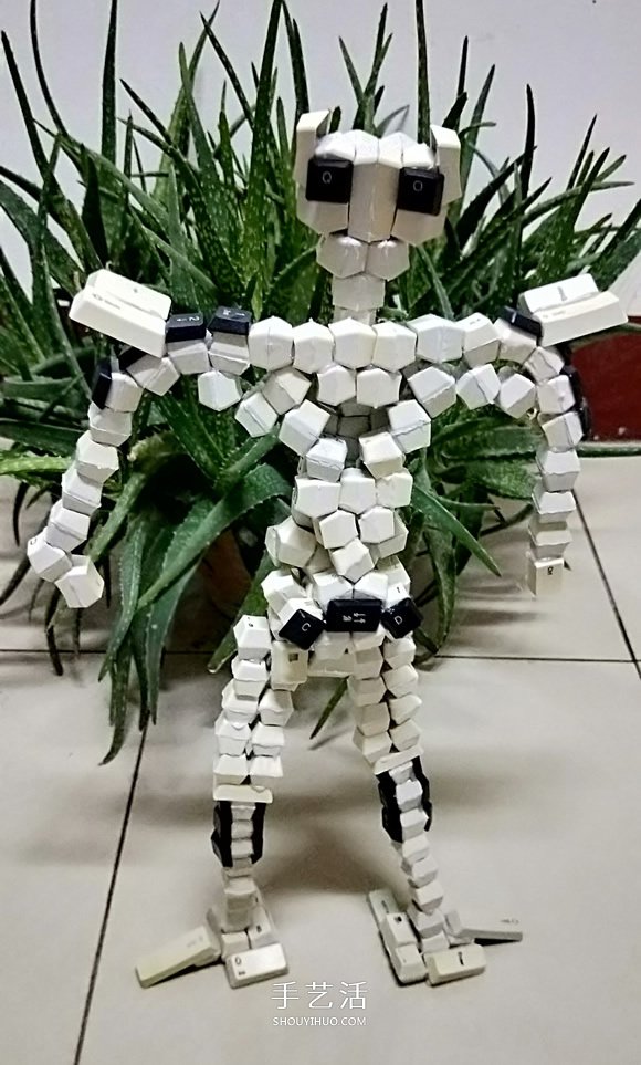 晚晨的创意DIY：废旧电脑键盘鼠标制作机器人 -  www.shouyihuo.com