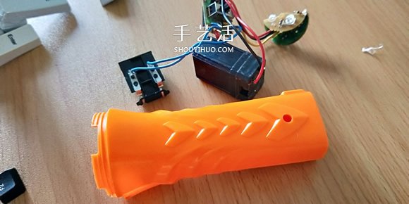 晚晨的创意DIY：废旧电脑键盘鼠标制作机器人 -  www.shouyihuo.com